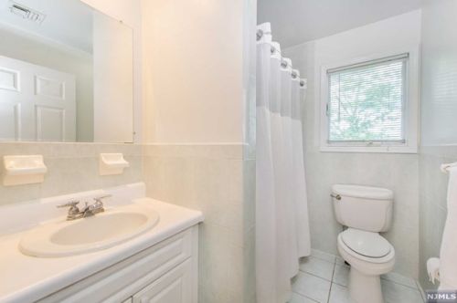 122 Woodside Ave, Ridgewood NJ 07450-5028 exterior