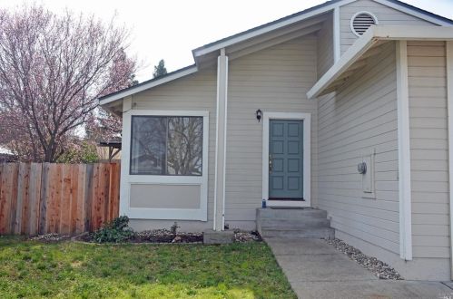 565 Empire Dr, Ukiah, CA 95482-7210