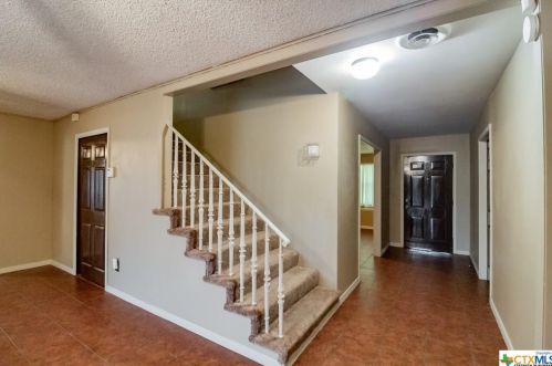 101 Crescent Dr, Victoria, TX 77901-2803