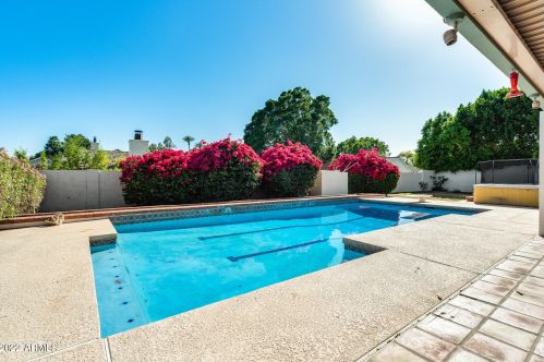 5501 Camelback Rd, Phoenix AZ 85033-1642 exterior