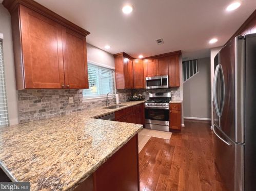 1514 Roundleaf Ct, Herndon, VA 20190-4056
