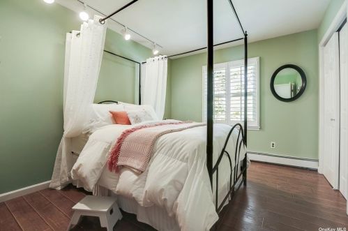 11 Remsen Ct, Mount Sinai NY  11766-1603 exterior