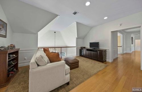 878 Seneca Rd, Franklin Lakes NJ  07417-2825 exterior