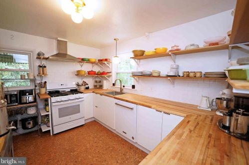 56 Roxboro Rd, Lawrence Township NJ  08648-3925 exterior