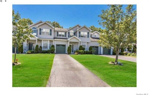 122 Willow Wood Dr, Oakdale, NY 11769-1626