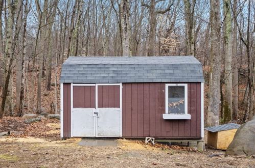 11 Palmer Dr, Gales Ferry CT  06335-1529 exterior