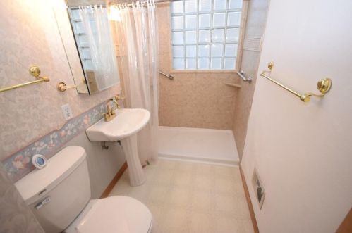 6433 Lancaster Ave, Milwaukee WI 53209-5236 exterior