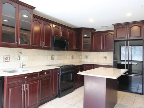 152 Brush Hollow Cres, Rye Brook NY  10573-1624 exterior