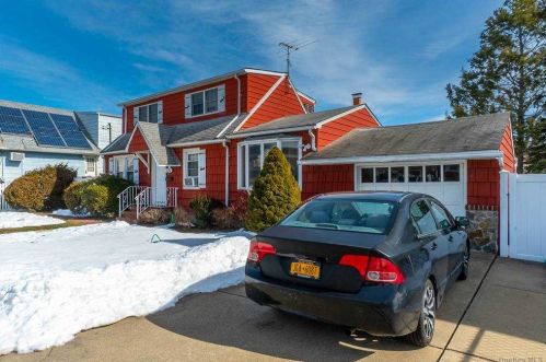 121 Covert Ave, Floral Park, NY 11001-3220