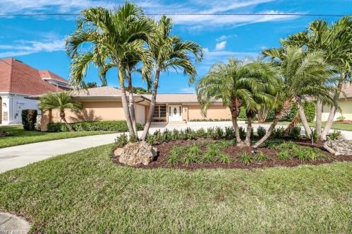 254 Fairway Cir, Naples, FL 34110-1118