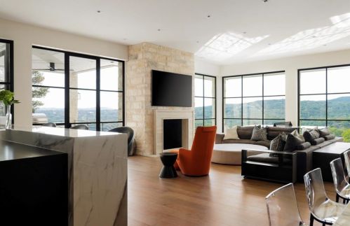 4402 Aqua Verde Dr, Austin TX 78746-1042 exterior