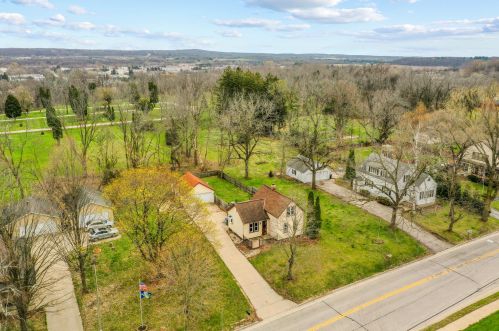 335 Hl St, Chenequa WI 53029-1906 exterior