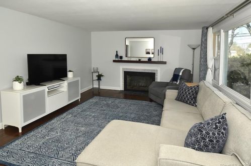 33 Tudor Hill Rd, Wapping CT  06074-3534 exterior