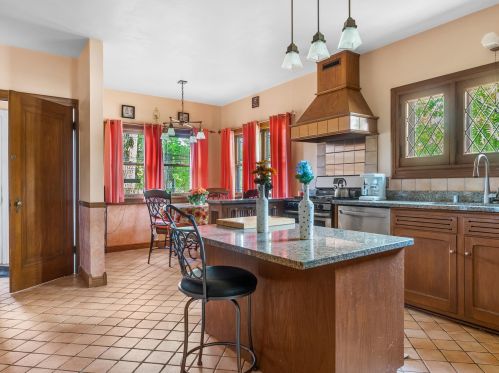 704 Oak St, Manitowoc WI 54220-2848 exterior