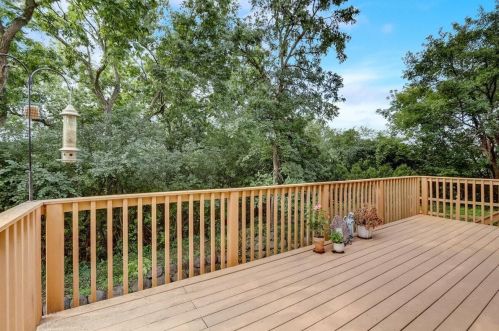 303 Parkview Ct, Chenequa WI exterior