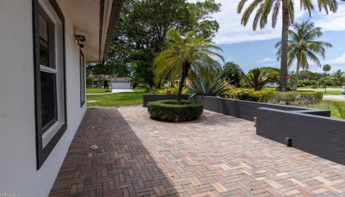 400 Marathon Ct, Naples FL  34112-6125 exterior