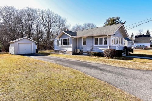 49 Titus Ln, Warwick, RI 02888-2656