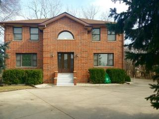 8417 Greenwood Ave, Niles, IL 60714-1808