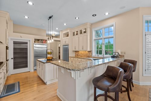 1704 Cedar Bnd, Chenequa WI 53029-8665 exterior