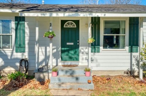 5806 Chesterfield Ave, Austin TX  78752-4516 exterior