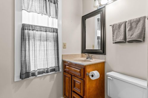 335 Hl St, Chenequa WI 53029-1906 exterior