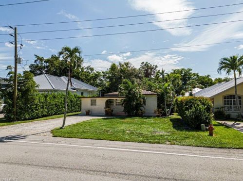 1050 13th St, Naples, FL 34117-5200