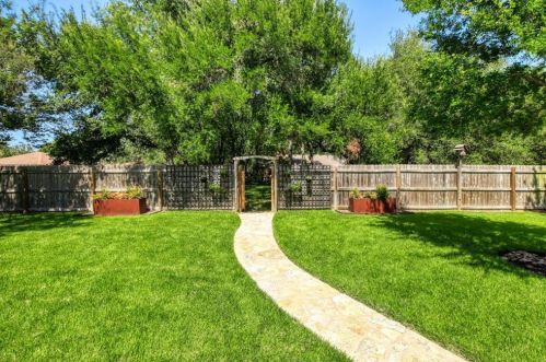 7105 Fence Line Dr, Austin TX 78749-2312 exterior
