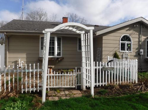 1436 Lee Cir, Manitowoc WI  54220-1522 exterior