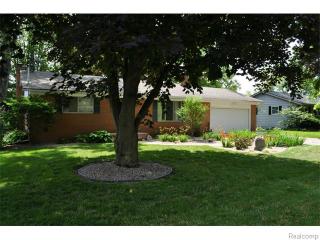 40 Peterson Dr, Brighton Twp, MI 48114-9632