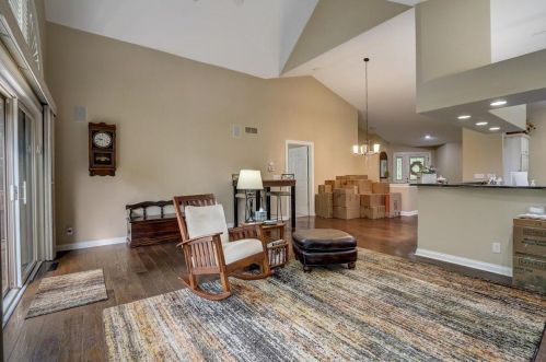 303 Parkview Ct, Chenequa WI exterior