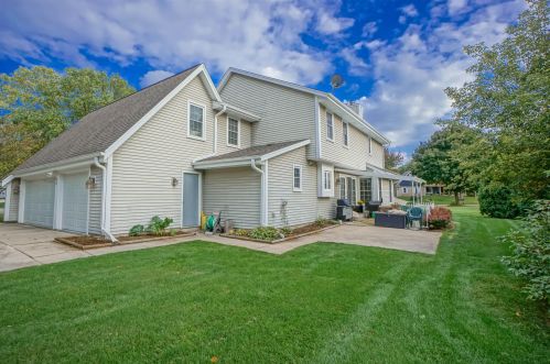 677 Greenway Ter, Chenequa WI 53029-1169 exterior