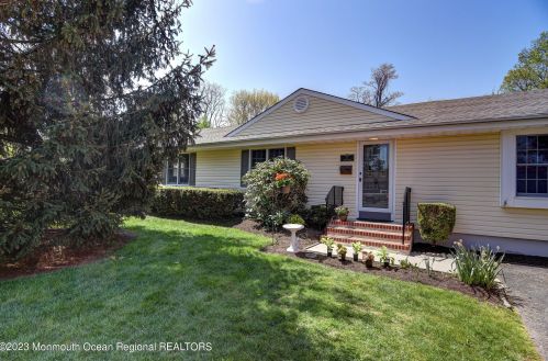 11 Forest Dr, Middletown, NJ 07748-2708