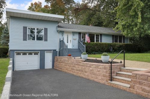 7 Forest Dr, Middletown, NJ 07748-2708