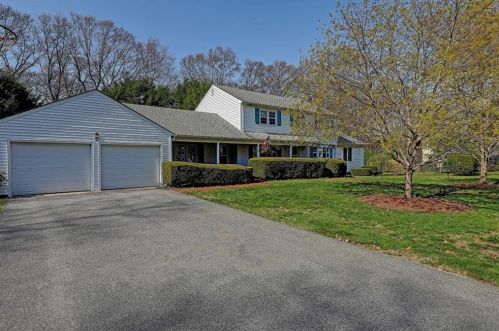 40 Chestnut Dr, Warwick, RI 02818-2129