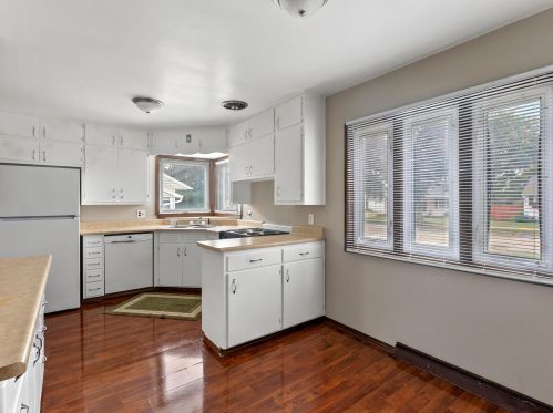 1216 Cherry Rd, Manitowoc WI 54220-1918 exterior