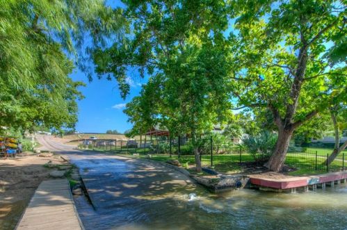 3921 Cyn Gln Cir, Austin TX 78732-2187 exterior