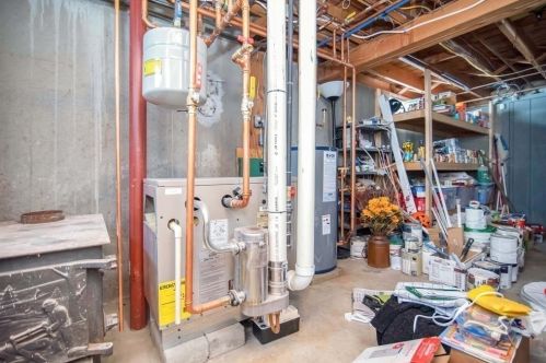 61 Moreau Dr, Chicopee MA 01020-4826 exterior