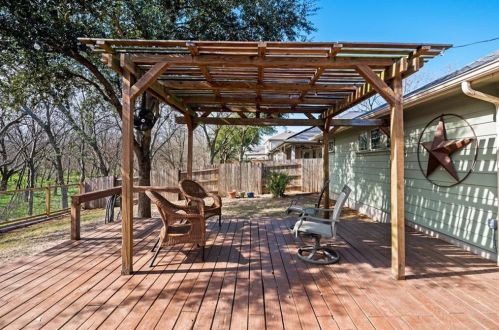 7000 Bay City Bnd, Austin TX 78725-2938 exterior