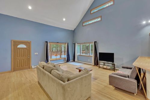 85 Blue Castle Dr, Mashpee MA 02649-3770 exterior