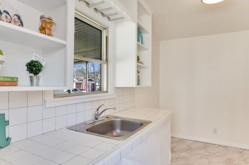 504 Denson Dr, Austin TX 78752-4016 exterior