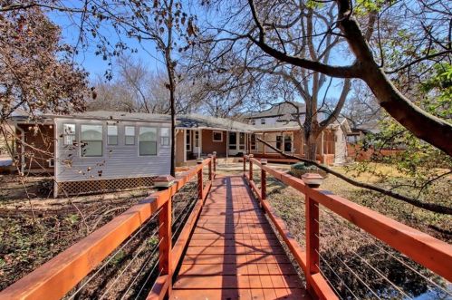 1403 Crestwood Rd, Austin TX 78722-1114 exterior