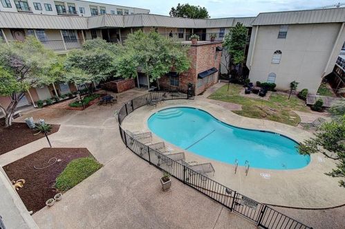 910 Duncan Ln, Austin TX  78705-2658 exterior