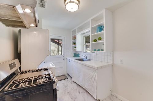 504 Denson Dr, Austin TX 78752-4016 exterior