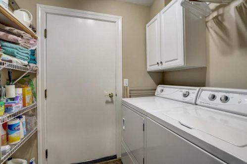 303 Parkview Ct, Chenequa WI exterior