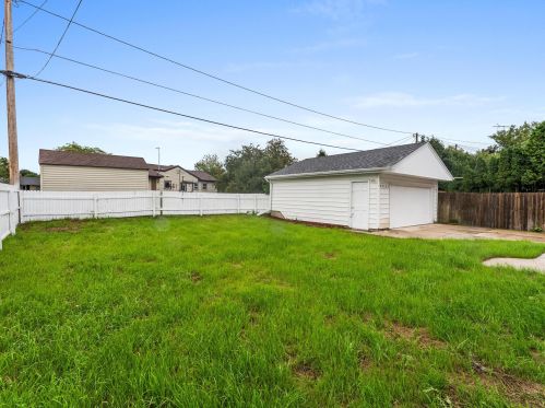 1216 Cherry Rd, Manitowoc WI 54220-1918 exterior