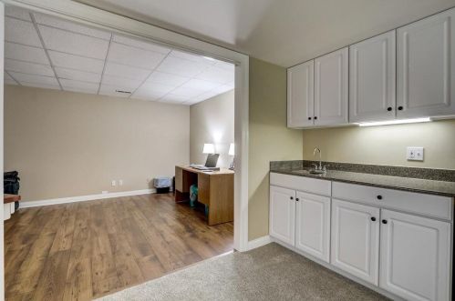 303 Parkview Ct, Chenequa WI exterior