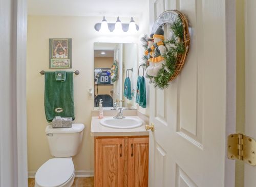 677 Greenway Ter, Chenequa WI 53029-1169 exterior