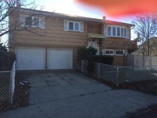 35 Lido Promenade, North Lindenhurst, NY 11757-6706