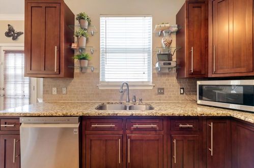 3921 Cyn Gln Cir, Austin TX 78732-2187 exterior