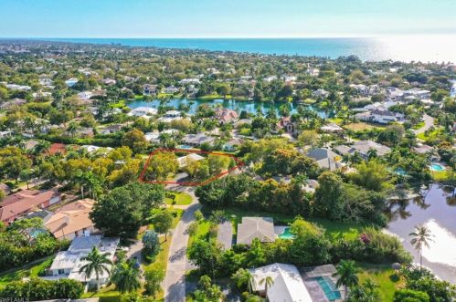 576 6th Ave, Naples, FL 34102-5507